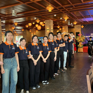 Nh&acirc;n Vi&ecirc;n Nh&agrave; H&agrave;ng 2